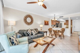 600 Neapolitan Way in Naples, FL - Building Photo