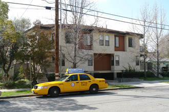 914 E Elk Ave in Glendale, CA - Building Photo - Building Photo