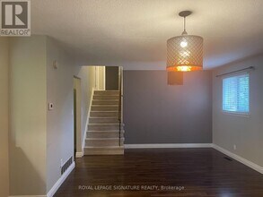 4 Jane Crescent in Barrie, ON - Building Photo - Building Photo
