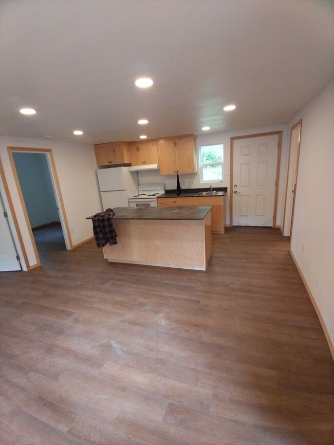 88869-88879 Alder St in Swisshome, OR - Building Photo - Building Photo
