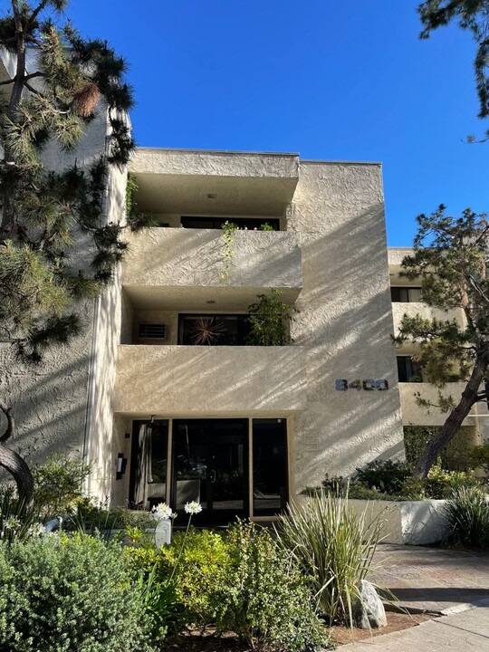 8400 De Longpre Ave in West Hollywood, CA - Building Photo