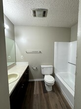 1724 Cedar Lake Dr, Unit D in Baton Rouge, LA - Foto de edificio - Building Photo