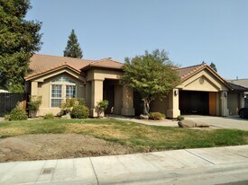 553 W Fallbrook Ave in Clovis, CA - Building Photo