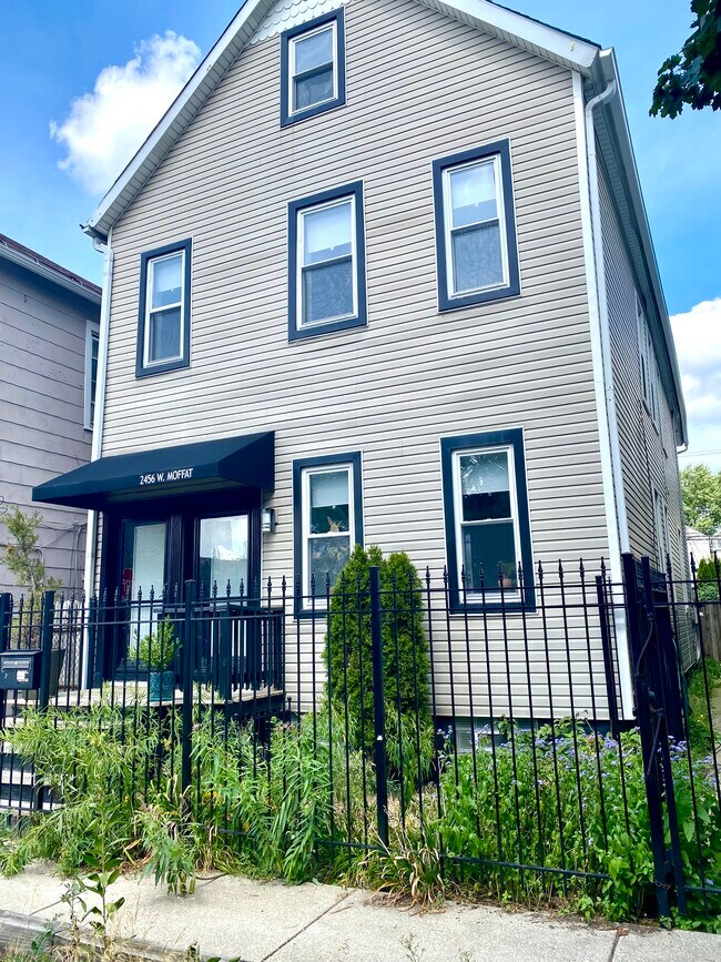 2456 W Moffat St Rentals in Chicago, IL