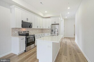 952 N Marshall St in Philadelphia, PA - Building Photo - Building Photo