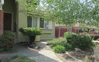 571 Marigold Dr in Fairfield, CA - Building Photo - Building Photo