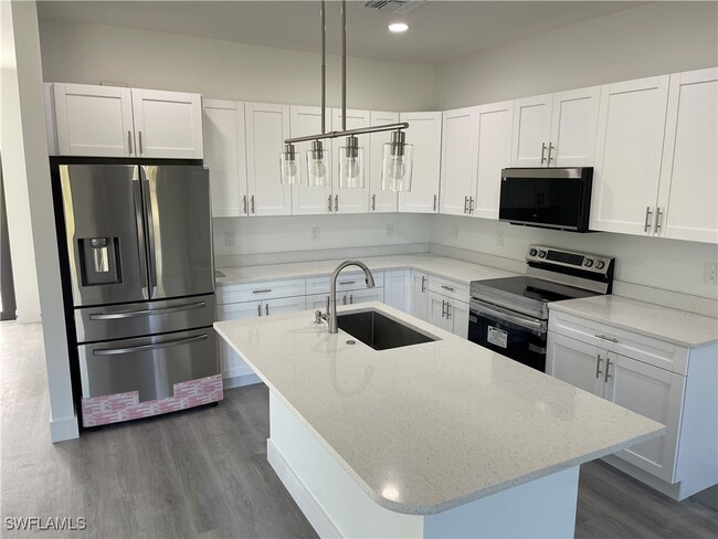 756 Anaconda Ave S in Lehigh Acres, FL - Foto de edificio - Building Photo