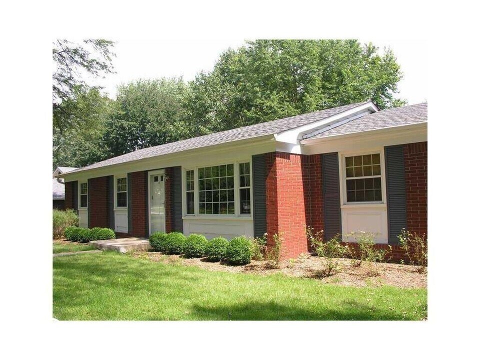 10239 Orchard Park Dr W in Indianapolis, IN - Building Photo
