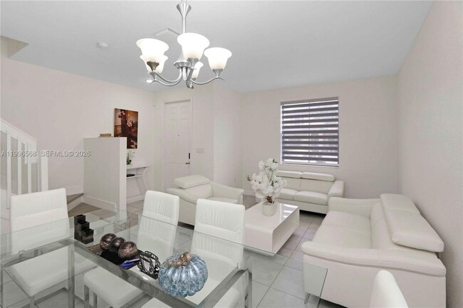 10628 W 33rd Way in Hialeah, FL - Foto de edificio - Building Photo