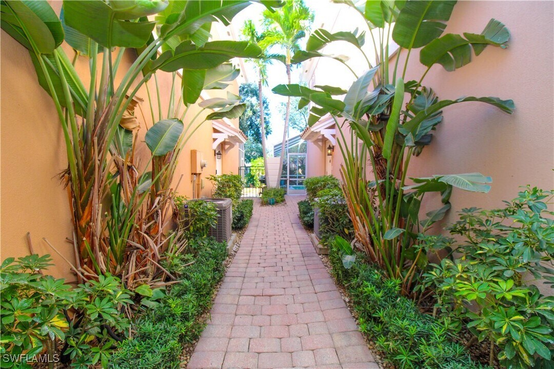 5453 Cove Cir in Naples, FL - Building Photo