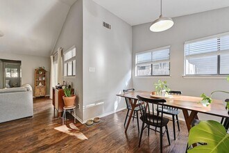 2503 Howellwood Wy, Unit B in Austin, TX - Foto de edificio - Building Photo