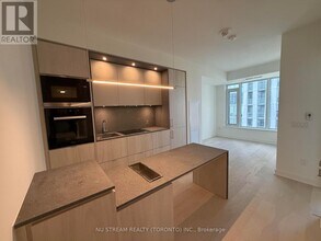 11-4011 Yorkville Ave in Toronto, ON - Building Photo - Building Photo