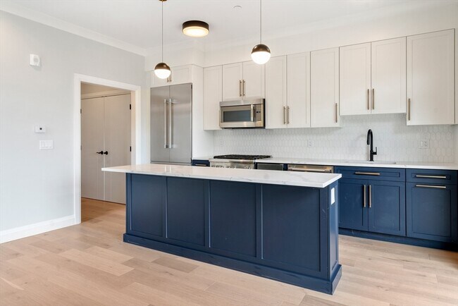 142 Pleasant St, Unit 6