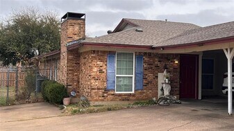 2721 Petersburg Dr in Arlington, TX - Building Photo