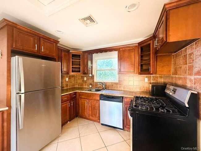 122 Combs Ave in Woodmere, NY - Building Photo - Building Photo