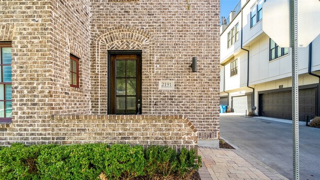 2191 Helsminster Dr in Dallas, TX - Building Photo - Building Photo