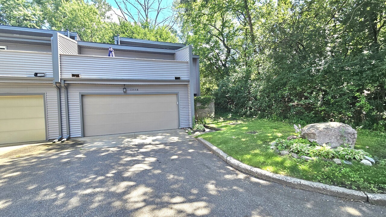 13758 Heywood Ct in Apple Valley, MN - Building Photo