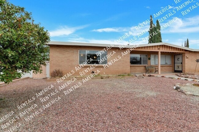 5821 E North St in Tucson, AZ - Foto de edificio - Building Photo