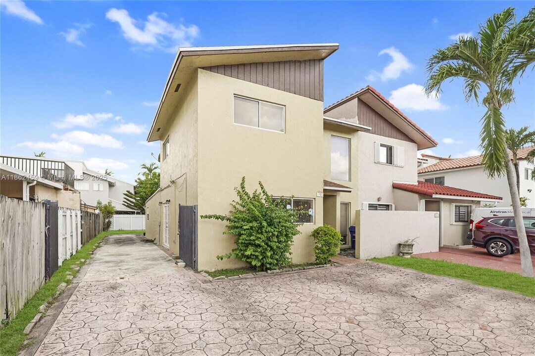 1054 SW 124th Ct in Miami, FL - Building Photo