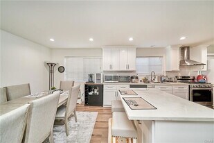 10940 Topeka Dr in Los Angeles, CA - Building Photo