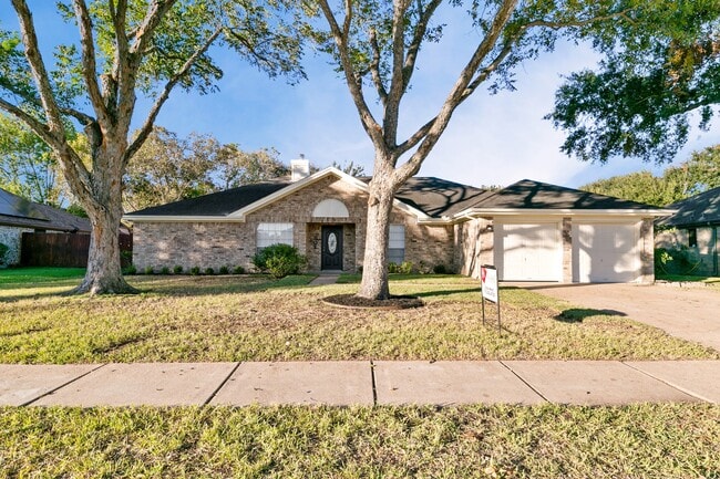 802 Foxglove Dr in Missouri City, TX - Building Photo - Building Photo