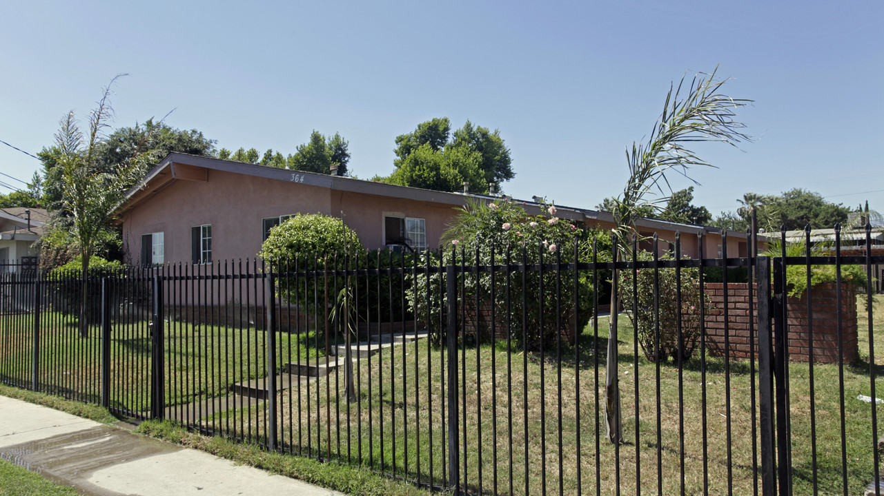 354-364 W Ramona Dr in Rialto, CA - Building Photo