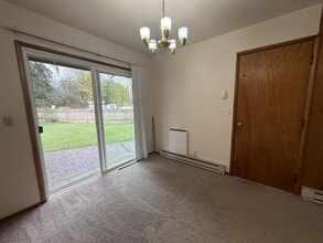 163 NE Lincoln Ct in Hillsboro, OR - Building Photo - Building Photo