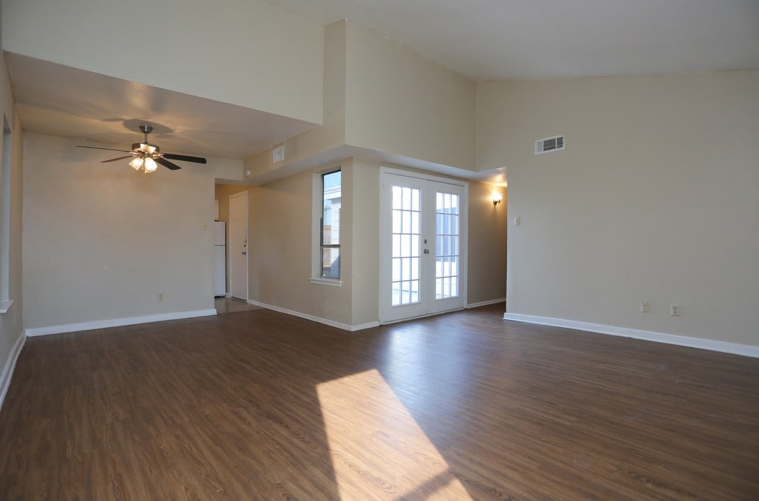RIVERBEND in Arlington, TX - Building Photo