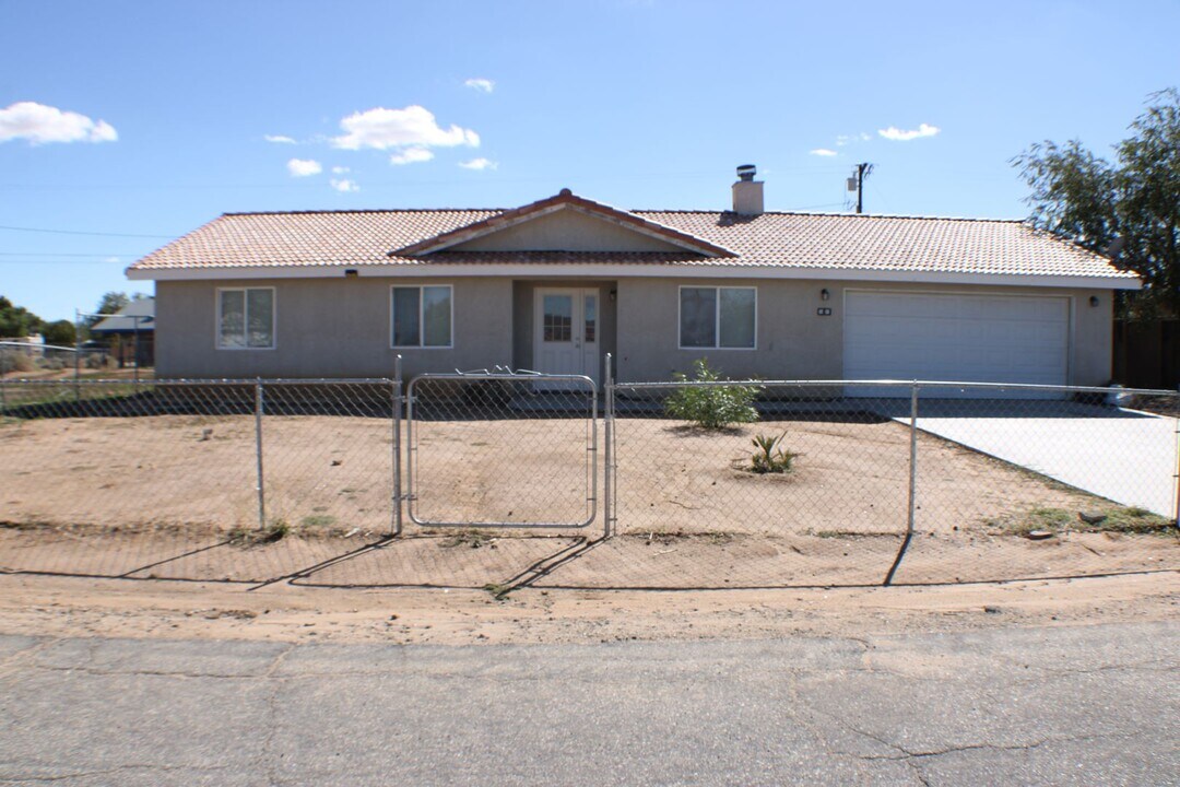 8570 Oleander Ave in California City, CA - Building Photo