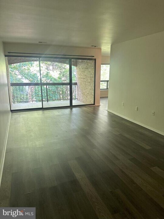 435 Christopher Ave in Montgomery Village, MD - Building Photo