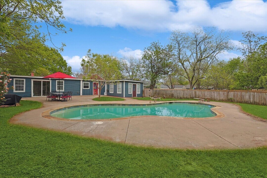 406 Bellevue Dr in Cleburne, TX - Building Photo