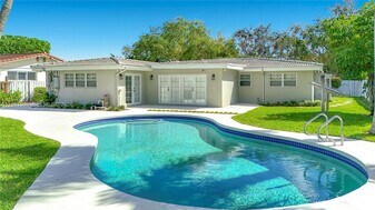 2533 NE 21st Terrace in Lighthouse Point, FL - Building Photo