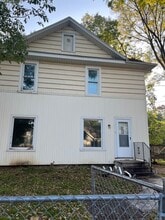 1203 Englewood Ave in Waterloo, IA - Building Photo - Building Photo