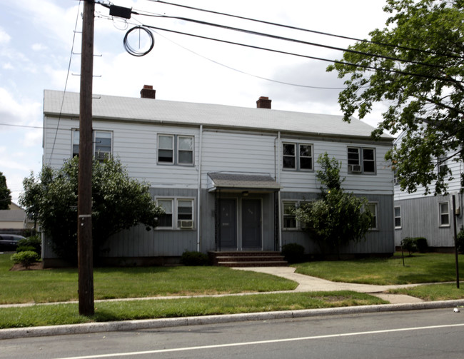 754 Bayway Cir in Elizabeth, NJ - Building Photo - Building Photo