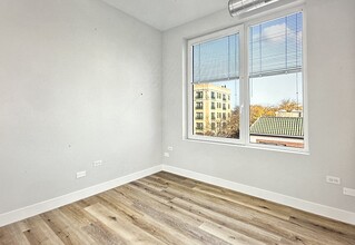 1539 W Howard St, Unit 410 in Chicago, IL - Building Photo - Building Photo