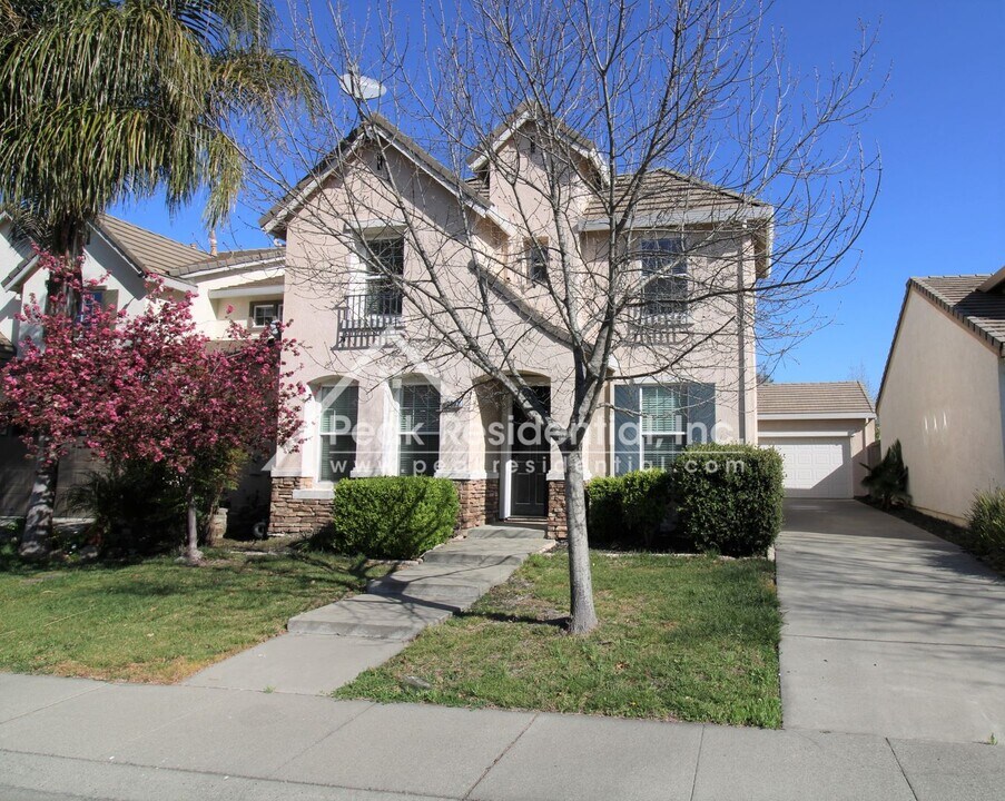 2082 Fenmore Way in Sacramento, CA - Building Photo