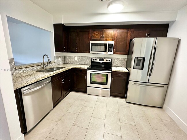 4245 S Pine Island Rd in Davie, FL - Building Photo - Building Photo