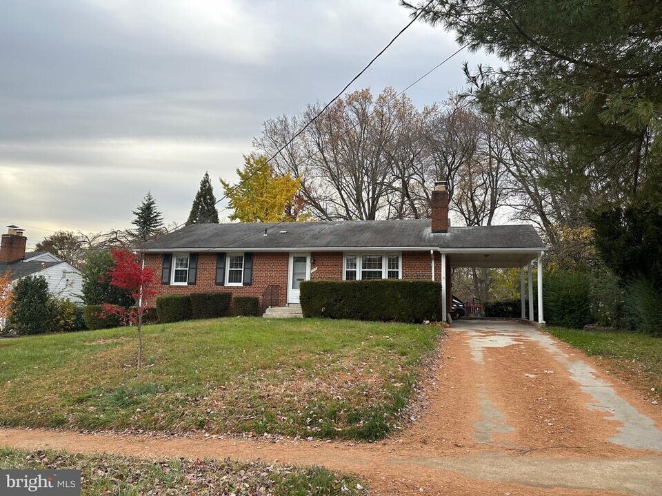 7715 Heritage Dr in Annandale, VA - Building Photo