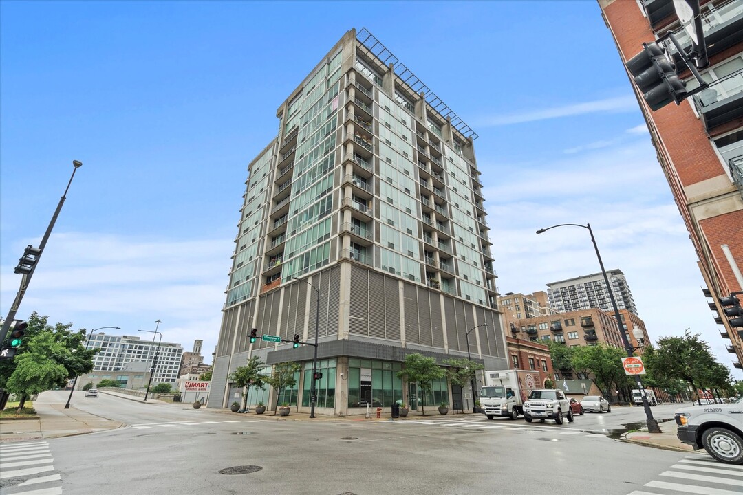 700 W Van Buren St in Chicago, IL - Building Photo