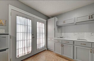 13102 Richmond Ave. in Houston, TX - Building Photo