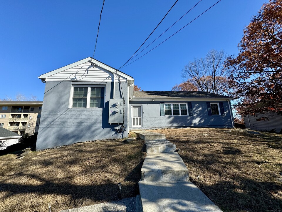 950 Lindley St in Bridgeport, CT - Building Photo