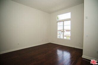 5831 Seawalk Dr in Los Angeles, CA - Building Photo - Building Photo