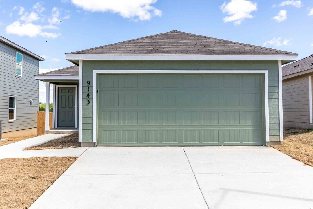 9143 Coronal Rings in San Antonio, TX - Building Photo