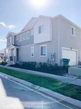 1264 W Cinch Way, Unit Corner Townhouse in Bluffdale, UT - Building Photo - Building Photo