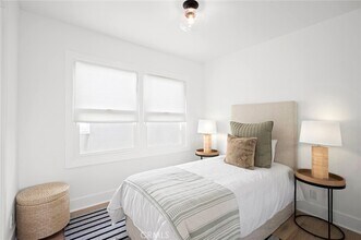 300 Coral Ave, Unit Half 1-2 in Newport Beach, CA - Foto de edificio - Building Photo