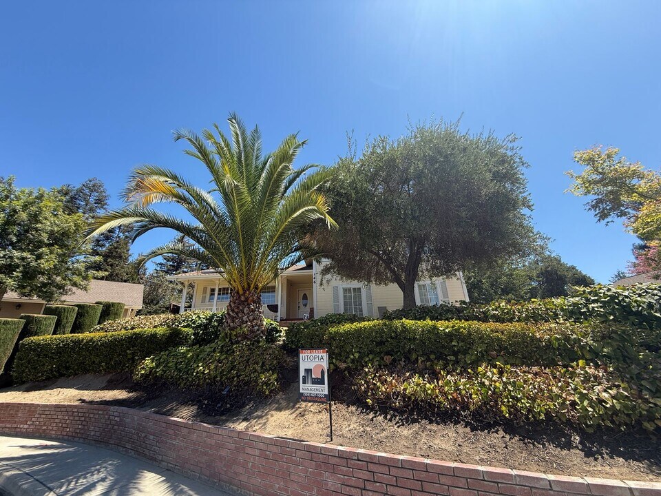 146 S Oak Dr in Reedley, CA - Foto de edificio