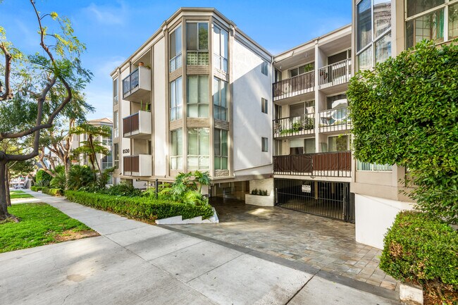8530 Holloway Dr, Unit 305 in West Hollywood, CA - Building Photo - Building Photo