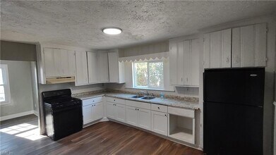 5949 Jefferson Ave in Newport News, VA - Foto de edificio - Building Photo