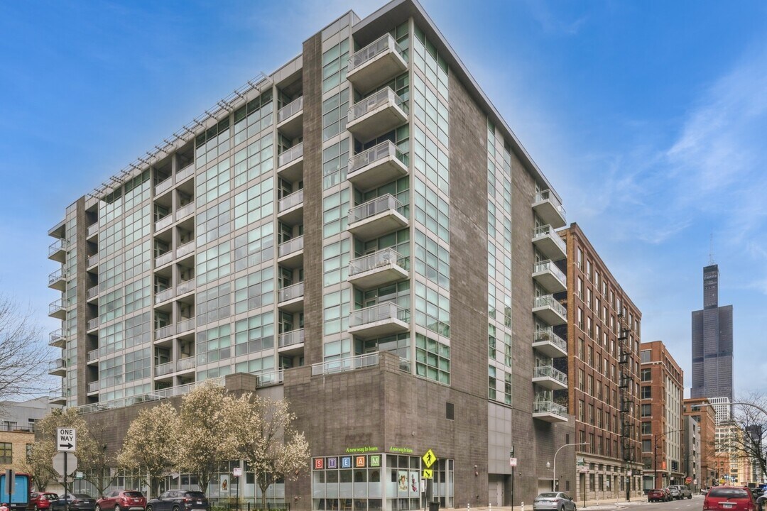 225 S Sangamon St in Chicago, IL - Building Photo