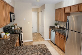 527 Front Beach Dr in Ocean Springs, MS - Building Photo - Building Photo